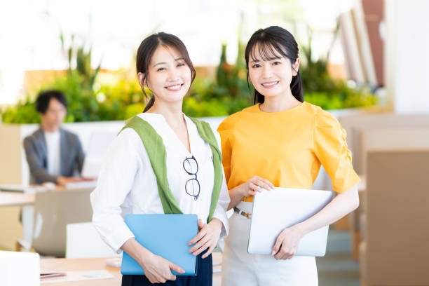 オフィスで働く女性