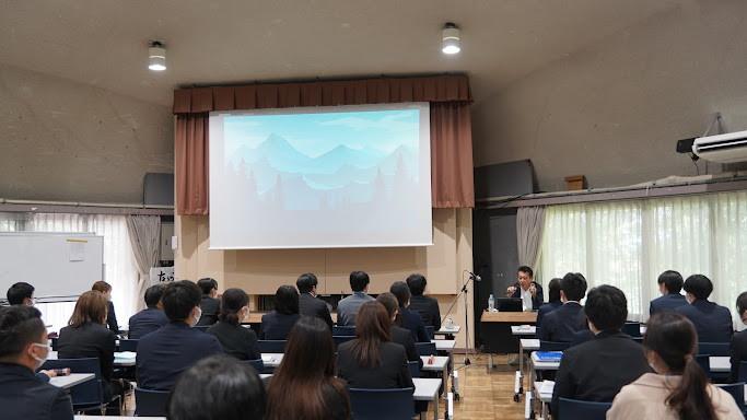 ハウスコム株式会社の社員が集まって大きなスクリーンを見ている様子