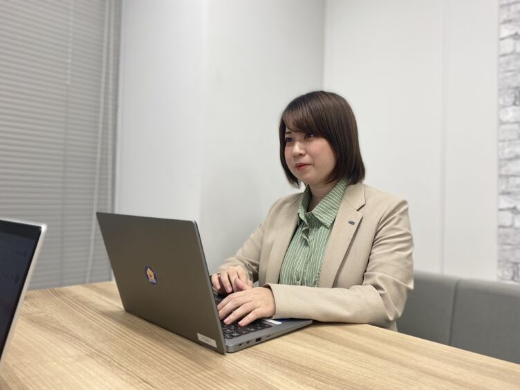 パソコン作業をする株式会社いえらぶGROUPの齋藤さん