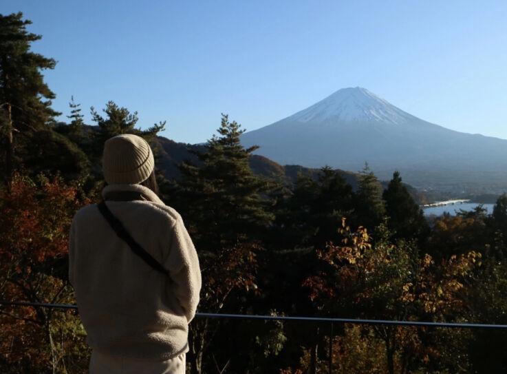 株式会社インユーのCFOである郷古さんが山梨のキャンプ場にいるようす