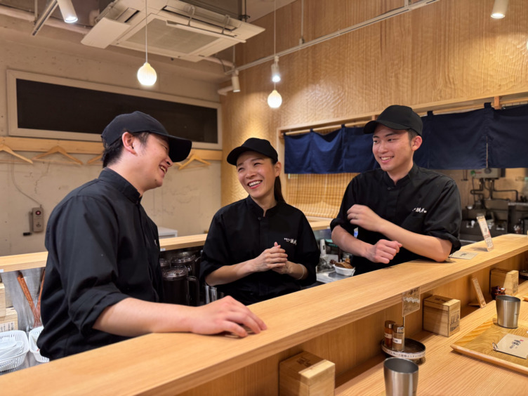 株式会社日本デザインが運営する飲食店で働くメンバー