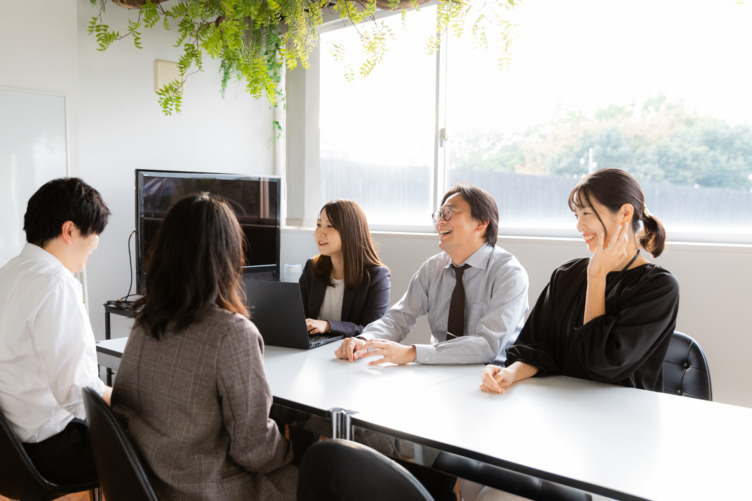 ジュノー株式会社の談笑風景