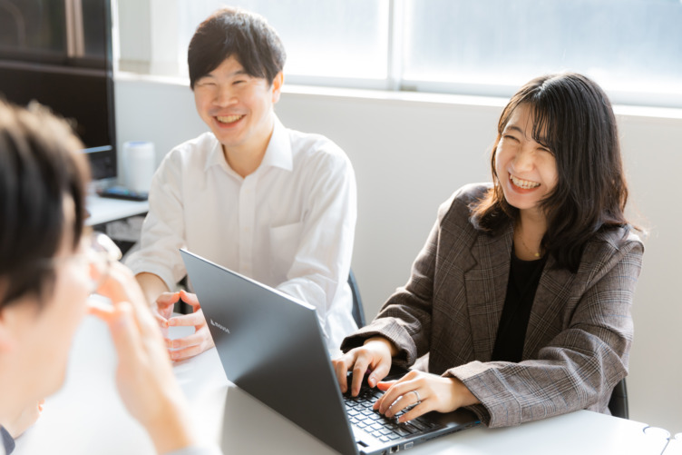 ジュノー株式会社の社員の談笑風景