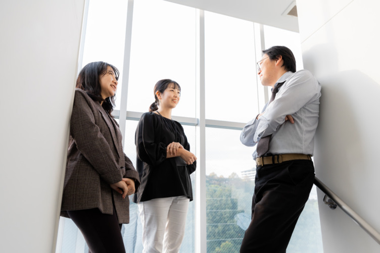 ジュノー株式会社社員の談笑風景