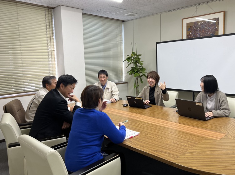 小林クリエイト株式会社のスタッフの談笑風景