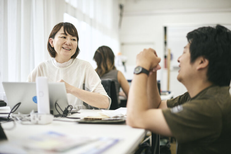 神山まるごと高等専門学校のスタッフの談笑風景