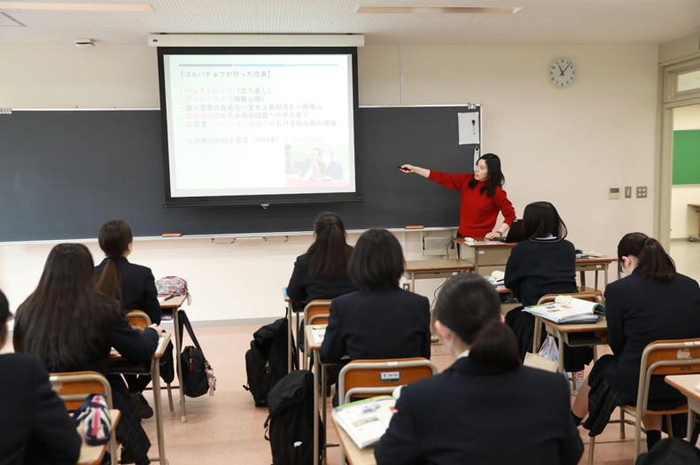 神田女学園中学校高等学校の若手教員が授業を行う姿