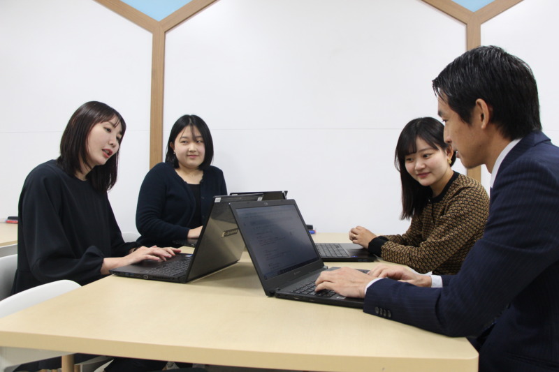 神田女学園中学校高等学校の教員が打ち合わせしているようす