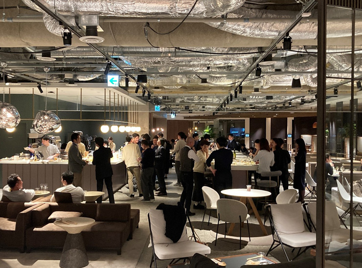 兼松株式会社の東京本社のカフェエリアで開催された懇親会の様子