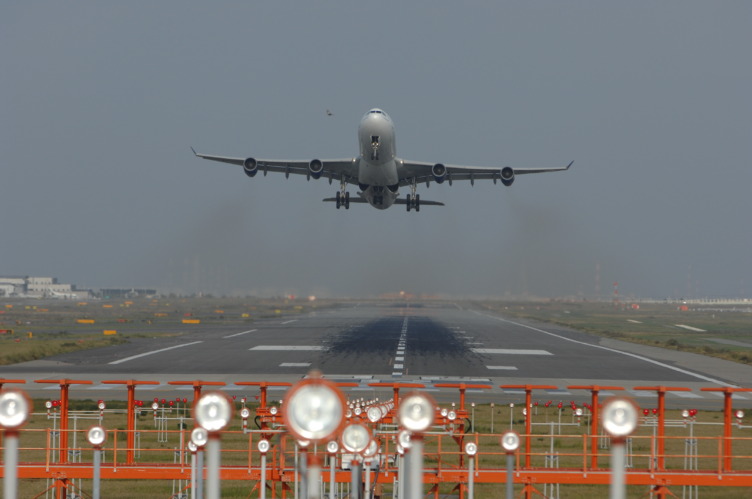 飛行機の離着陸のイメージ