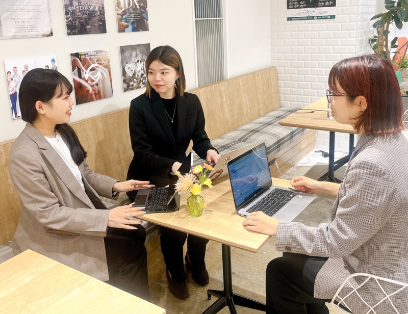 カーシーカシマの小澤さん、武田さん、細川さんが談笑している様子