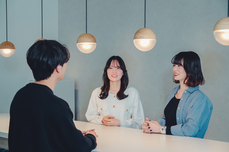 コミュニケーションをとる北の達人コーポレーションの社員