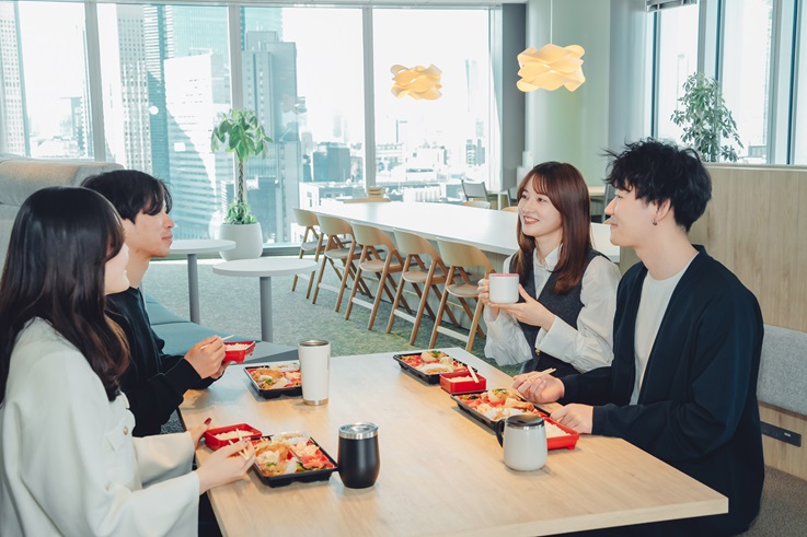 無料のランチを食べながら談笑する北の達人コーポレーションの社員