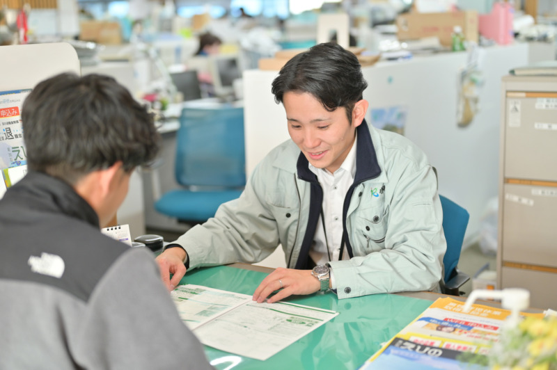 小林市役所の松永さんの業務風景