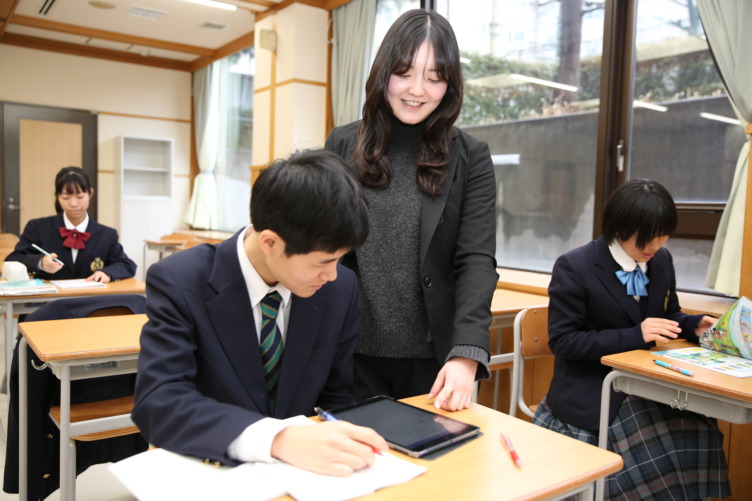 男子生徒に寄り添った指導をする国士舘中学校の女性教員