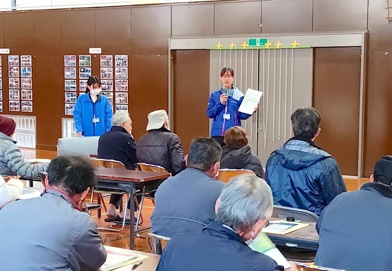 石川県珠洲市に派遣され、地元住民の前で話す小松市役所の職員