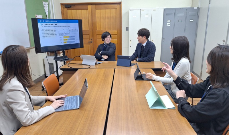 湖西市役所の産業振興課の勤務風景