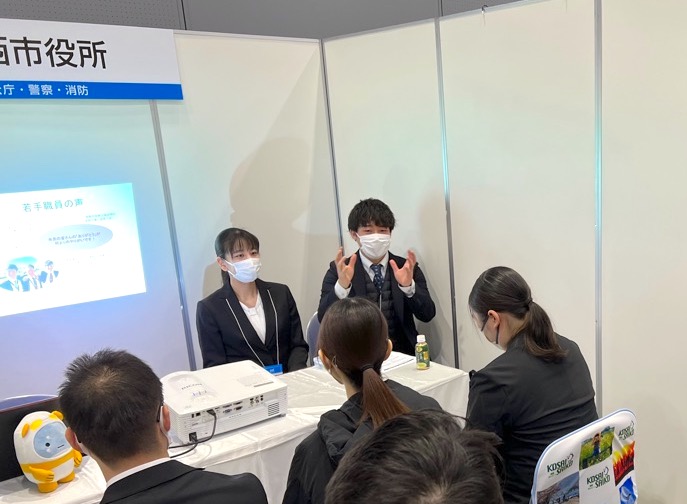 湖西市役所の就職フェアで話す若手職員