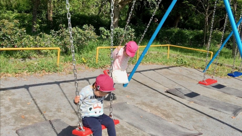 久喜市内の沼井公園にあるブランコで遊ぶ園児の写真