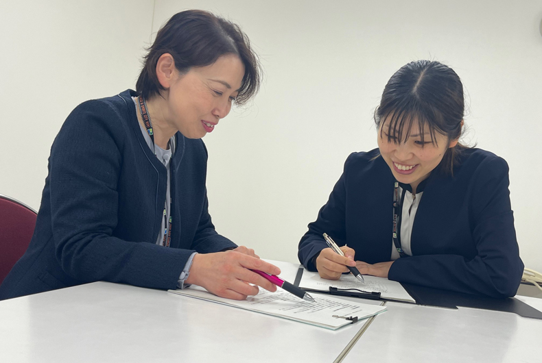 打ち合わせをする中繁さんと若元さん