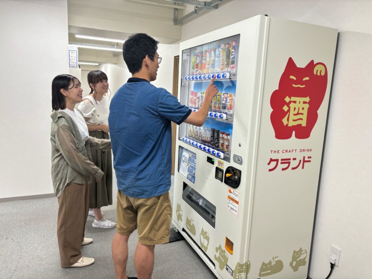 クランドのロゴが入っている自動販売機