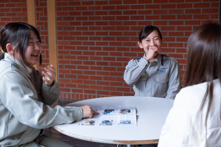 インタビューに応じてくれた林さん、佐伯さん、内田さん