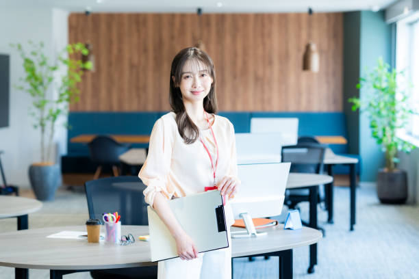 女性がオフィスに立っている写真