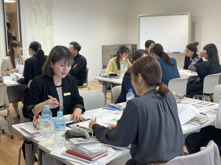 株式会社リビングハウスの社内研修風景