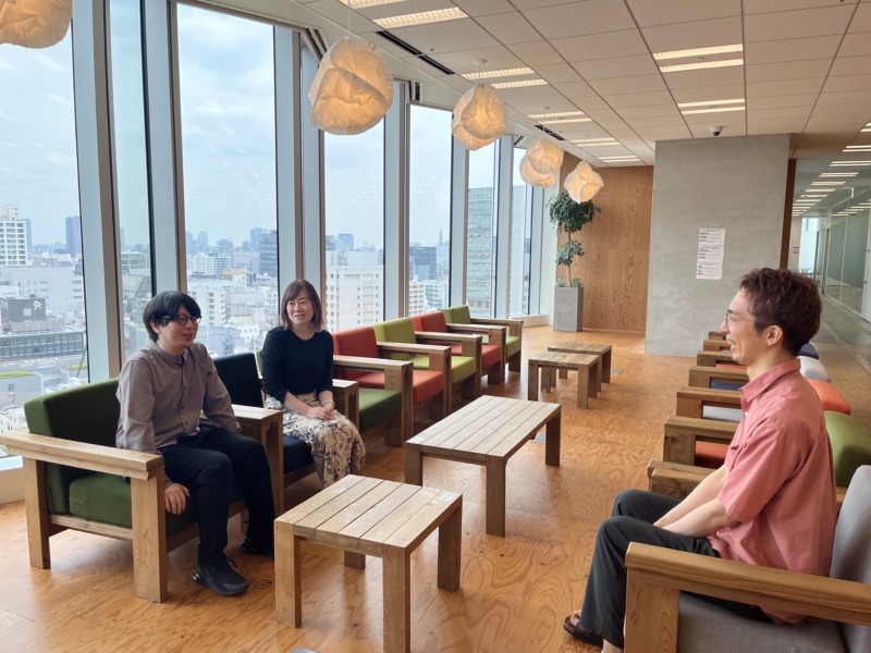 LINEヤフー株式会社の長井さん・赤松さん・岩山さんが雑談している様子