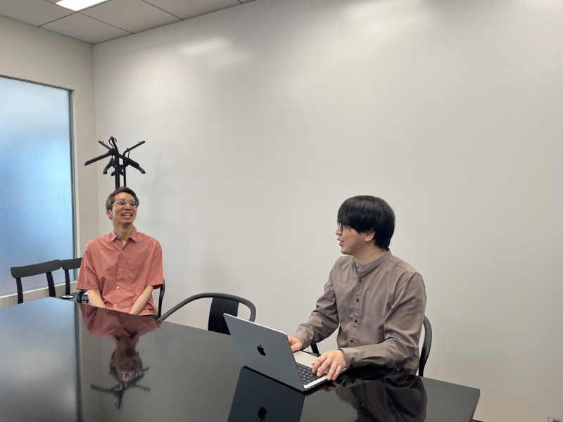 LINEヤフー株式会社の岩山さんと赤松さんが話している様子
