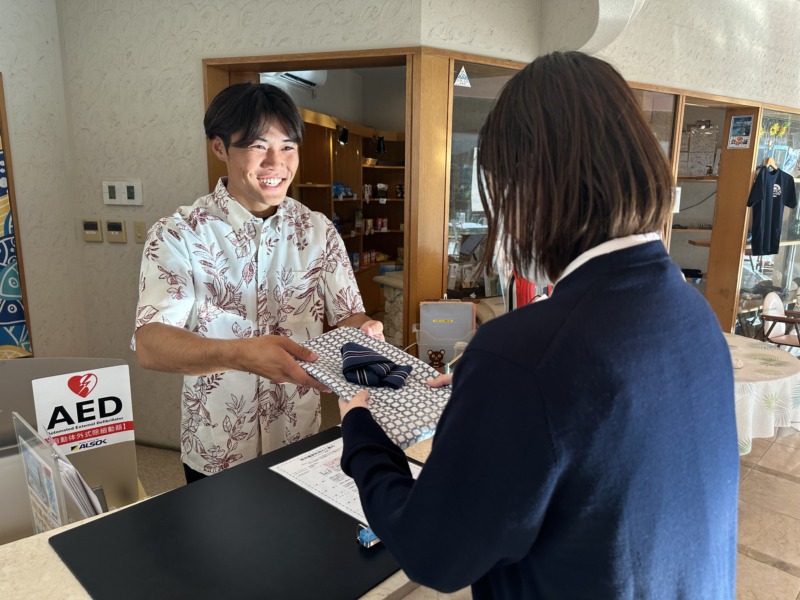 ホテルのスタッフが利用客に浴衣を渡している様子