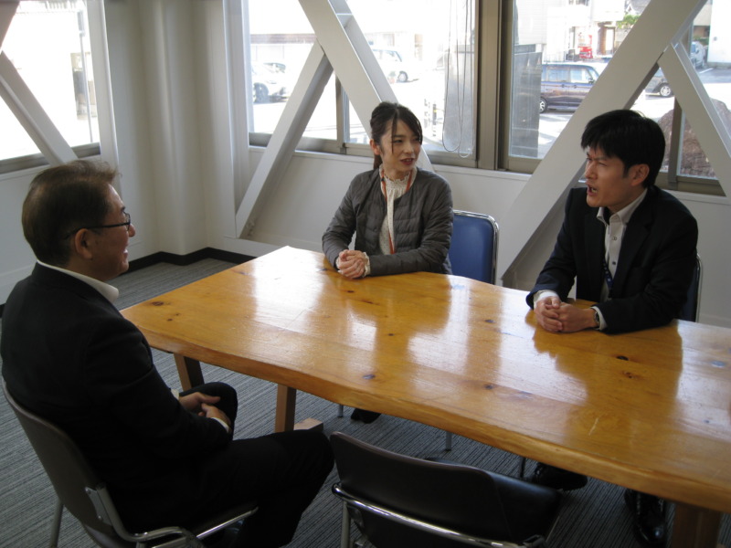 益田市役所の小田川さん・吉田さん・大田さんのインタビュー風景