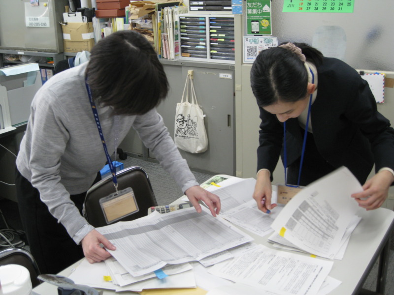 益田市役所における女性職員たちの勤務風景