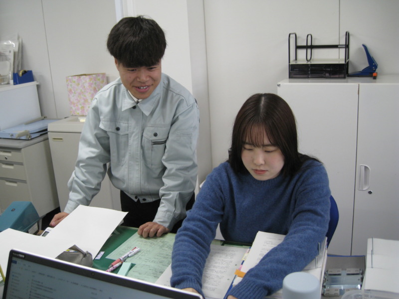 益田市役所における女性職員と男性職員の勤務風景