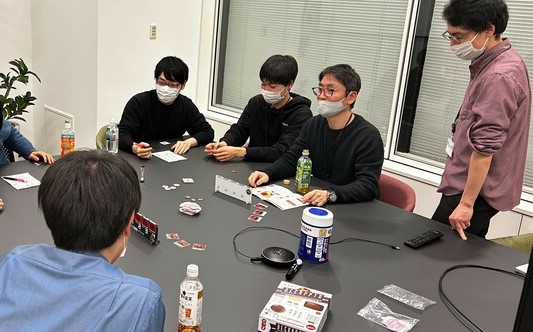 エムシーデジタル株式会社のボードゲーム大会で勝負をしている様子