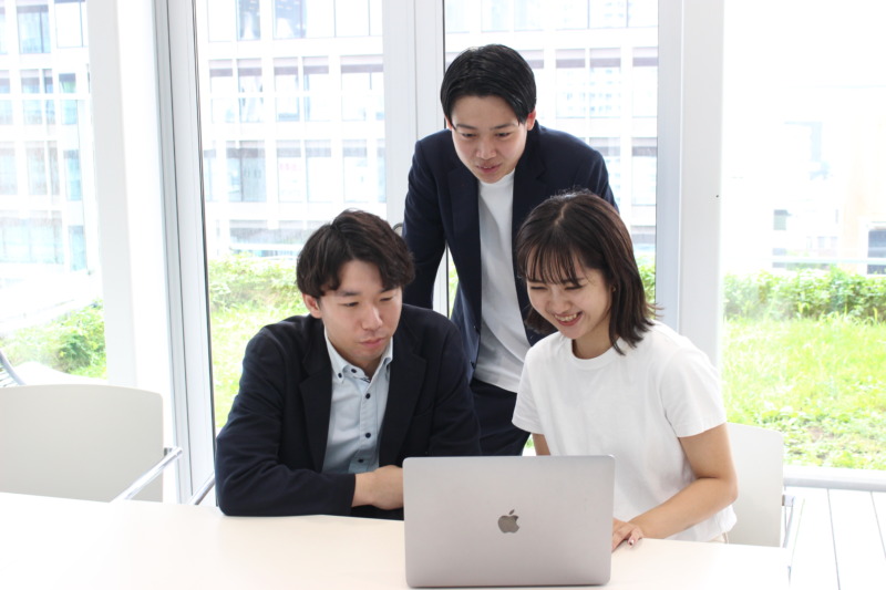 METATEAM株式会社の若手社員たちの勤務風景
