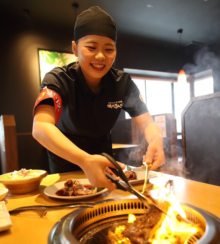 株式会社物語コーポレーションが展開する「焼肉きんぐ」で肉の焼き方を指南する焼肉ポリス