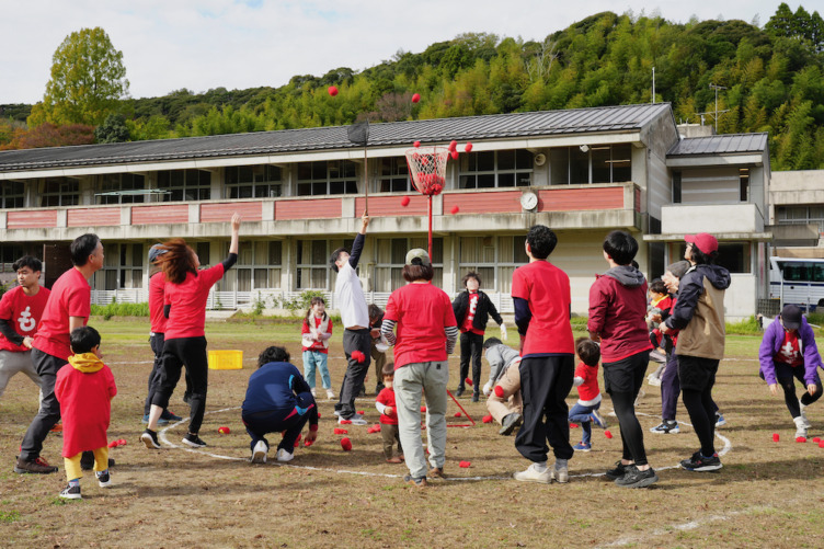 株式会社モノサスのメンバーが社内イベントで運動会の玉入れ競技をしている様子