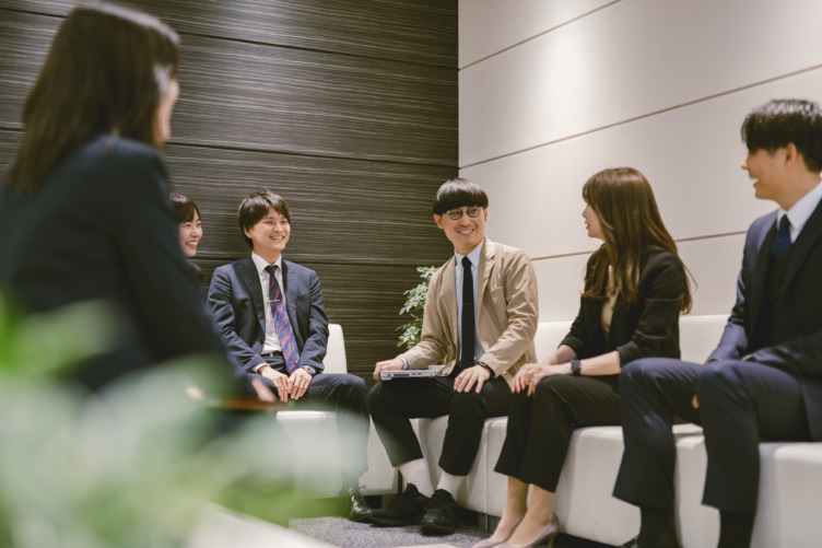 株式会社マイナビワークスの社員の談笑風景