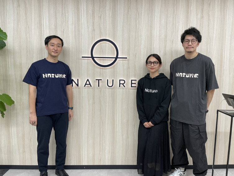 Nature株式会社の会社ロゴと社員たち