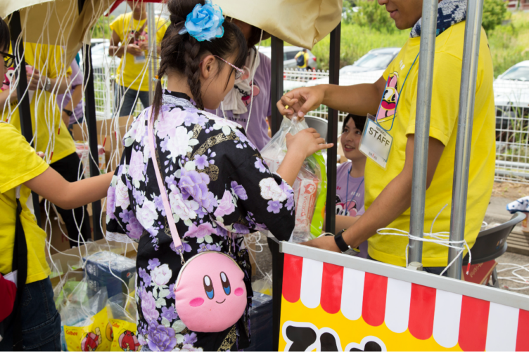 花火大会の縁日で子どもと触れ合うニラク社員