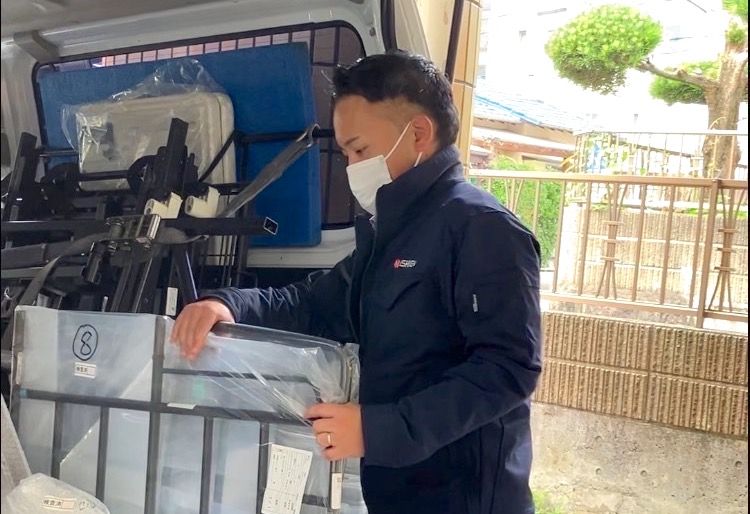 株式会社ニシケンでの福祉用具の納品作業風景