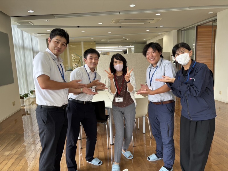 株式会社ニシケンの桒本さんと若手社員たち