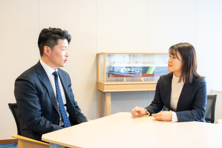 日本郵船株式会社の大村智行さんと平野志保さん