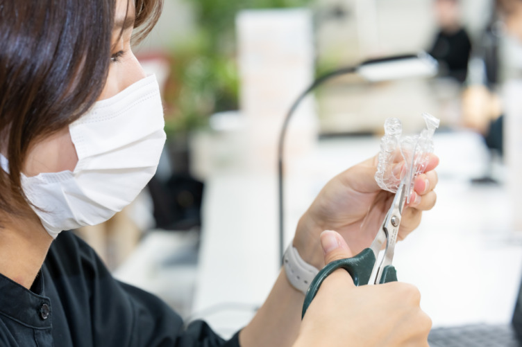 株式会社Oh my teethのスタッフがマウスピースを制作するようす