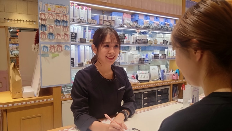 株式会社大賀薬局の木馬館店長の世良さんの勤務風景