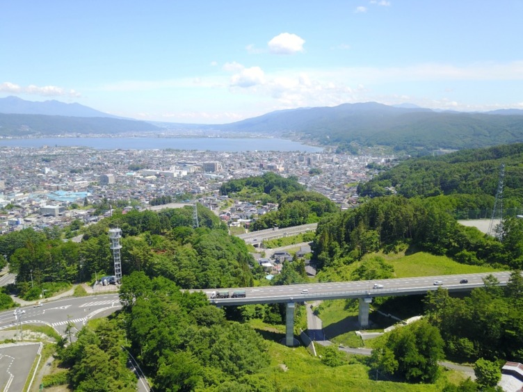 塩嶺から望む岡谷市と諏訪湖