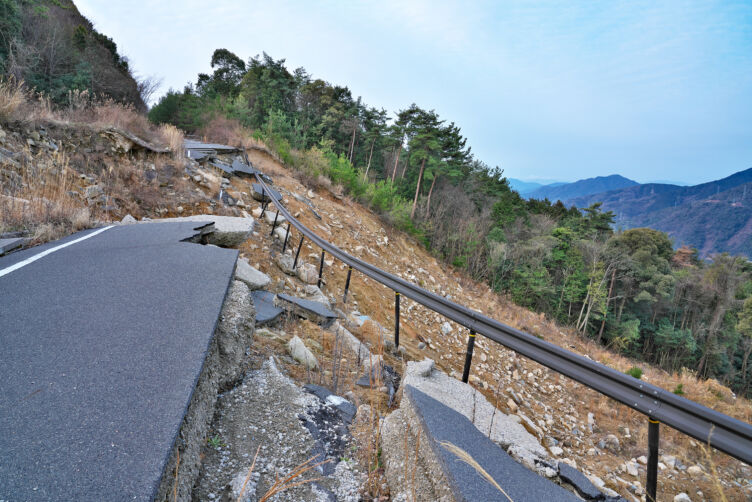 災害でダメージを受けた道路