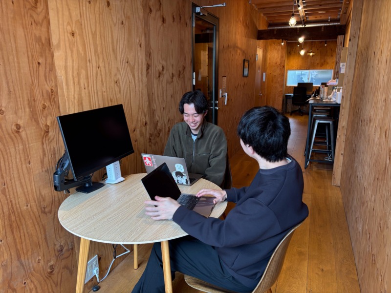 株式会社PLAY&coのオフィスでの勤務風景