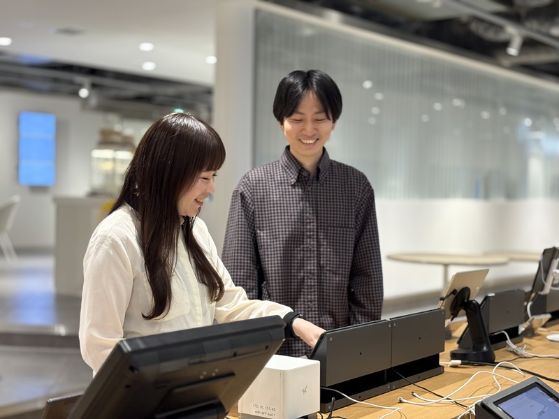 ポスタス株式会社の人事総務統括部マネージャーの内山梢さんとサービス開発統括部マネージャーの柴垣行晴さん
